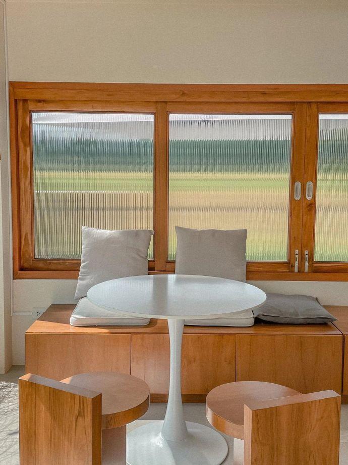 把家装修成这种风格吧！大家可以参考哦～推荐大家可以装这种木质窗框，质感立马有了。