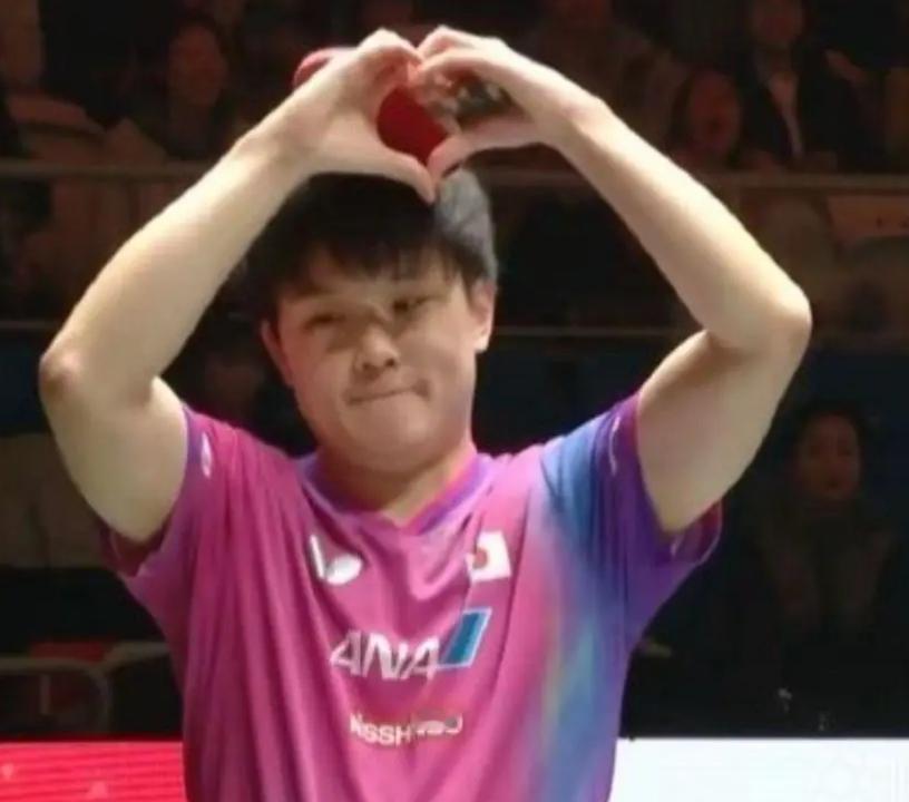 成都主场太会整活！全场喊“普卡雄起”为对手加油，张本智和险胜后比心示好成都混合团