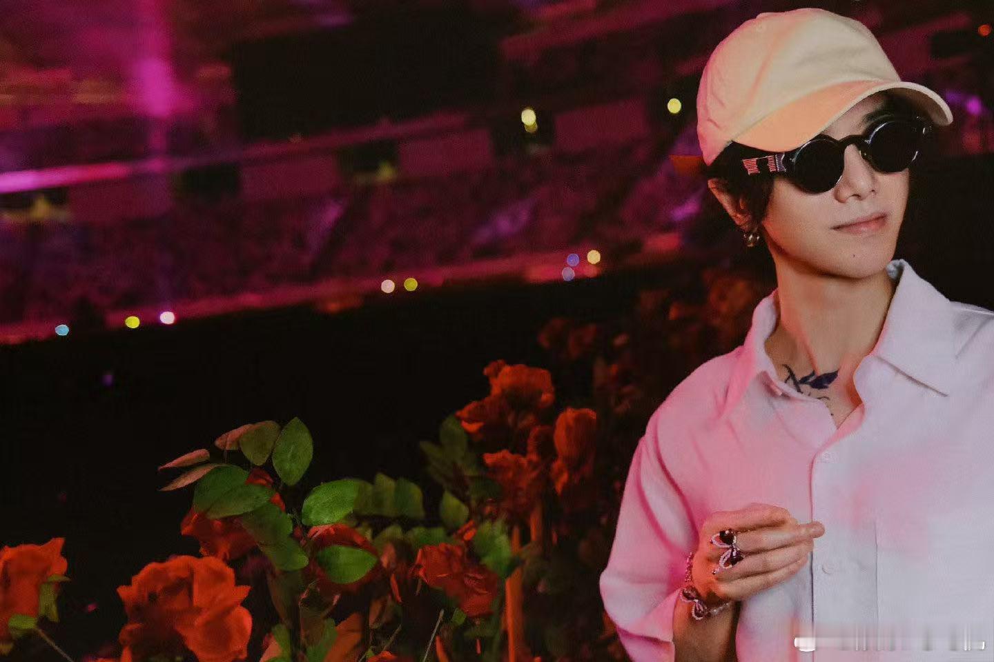 华晨宇七夕准备了8万朵玫瑰花 谁还没被花花的用心打动，七夕演唱会弄这么多玫瑰花，