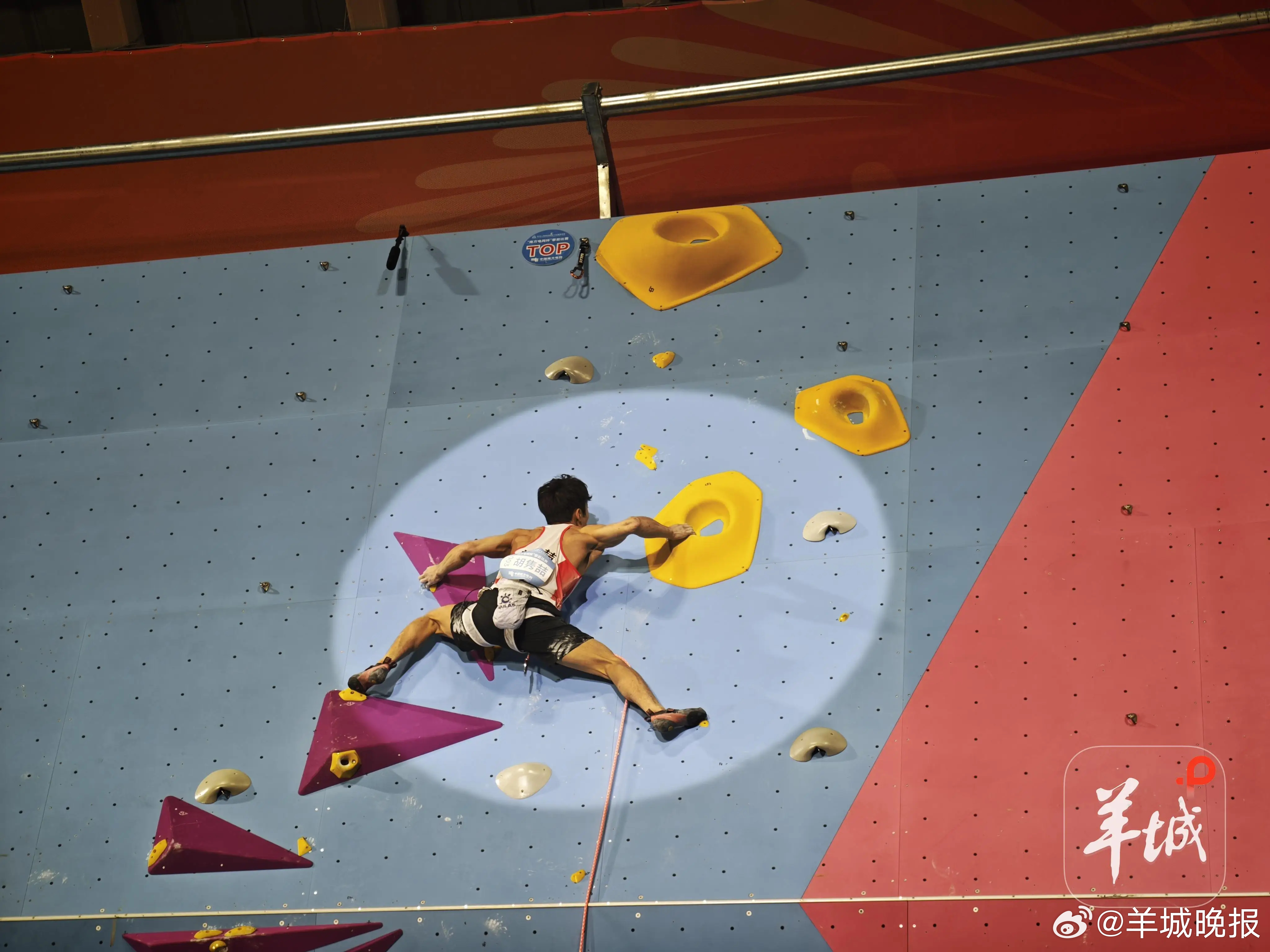 【】11月13日晚，第十五届全国运动会攀岩项目男子难度赛在广州大学城体育中心极限