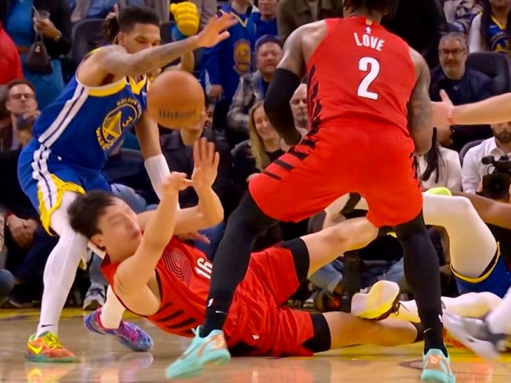 垃圾时间差点拼到脑震荡，这样的杨瀚森谁还会骂？

杨瀚森今天在场上为了争抢一个地