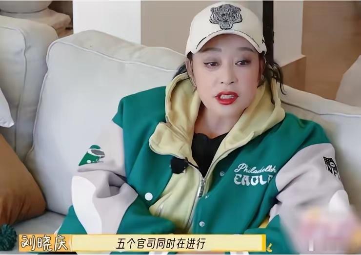 李小冉破防！大年初四凌晨与网友对骂，内涵刘晓庆官司多，惹议论在综艺节目《一路繁花
