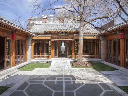 2004 年，他花 260 万在北京买下两套破败四合院，朋友都笑他傻，多年后全傻