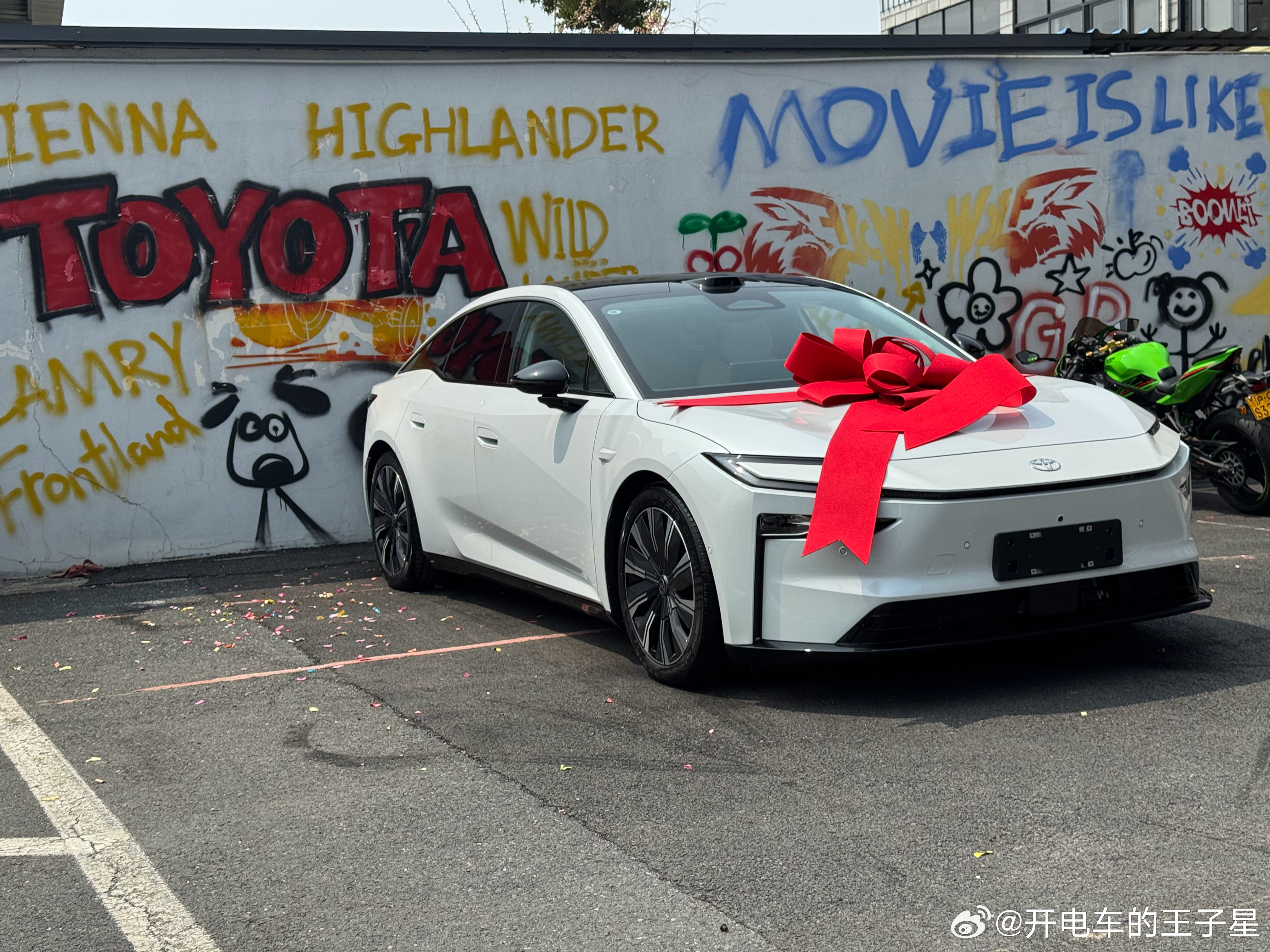 超级车主大v聊车我和汽车的日常 我应该啥既之后第二个全网提车的车主了今天去把丰田