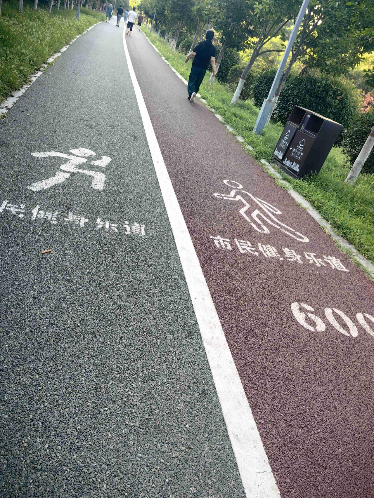 今天是个多云天，我迎着晨光去公园跑道散步。这天气不冷不热，特别舒服。看看公园美丽