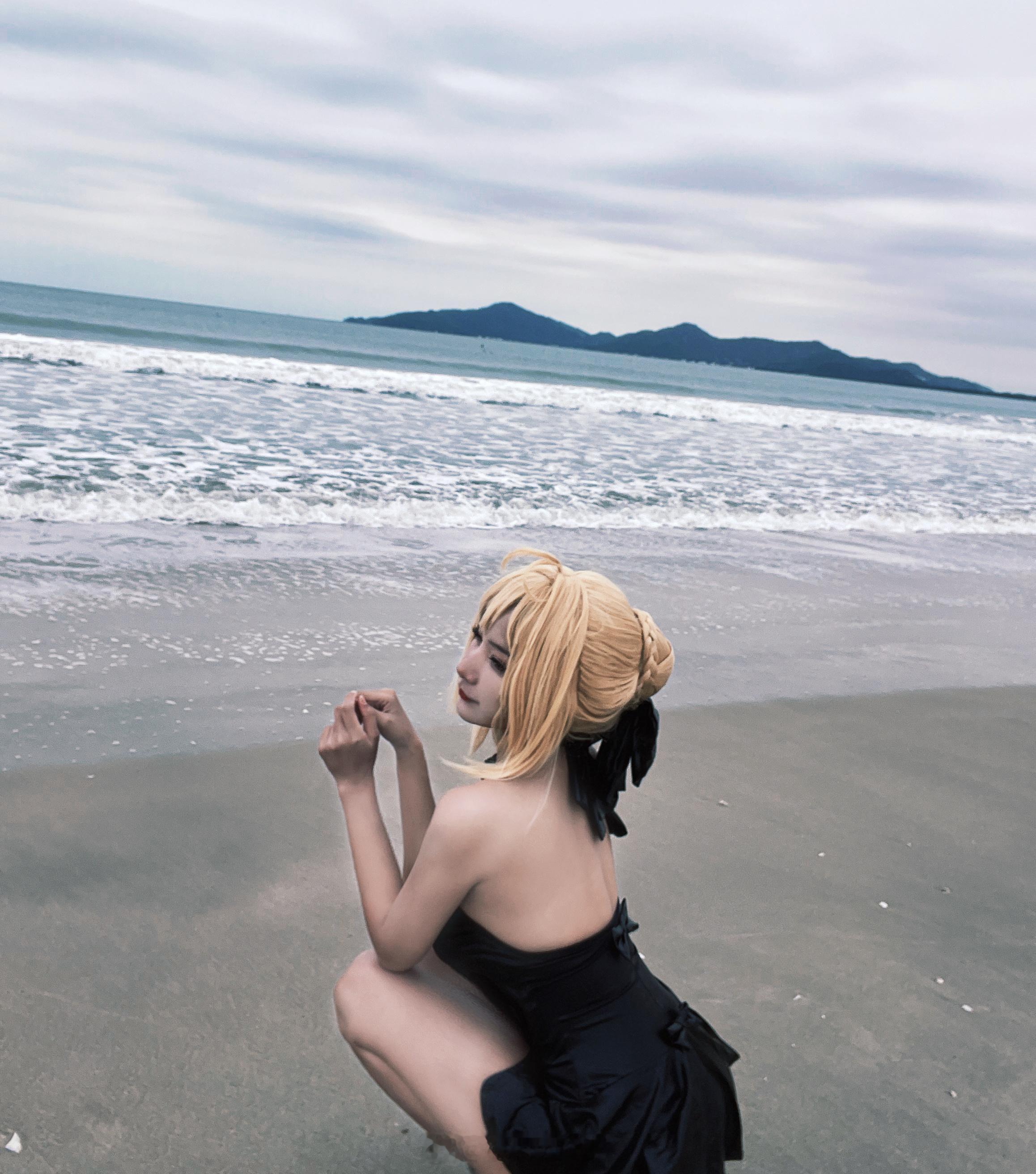 #二次元cos大赏##黑saber# 喜欢下班的朋友们有福啦，本周可以下班7次啦