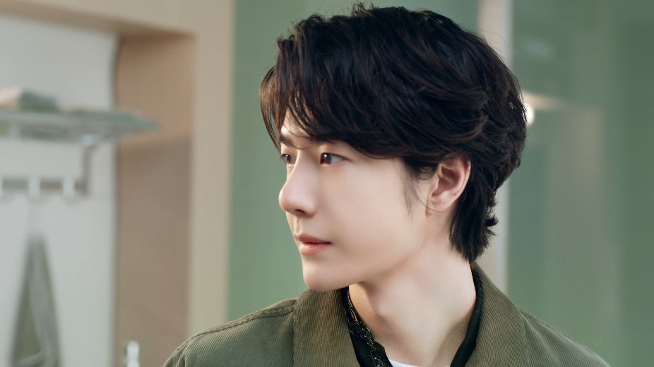 王一博植物氛围大片 从守护冰川到守护居家日常，王一博对自然的热爱一直没变过。他把