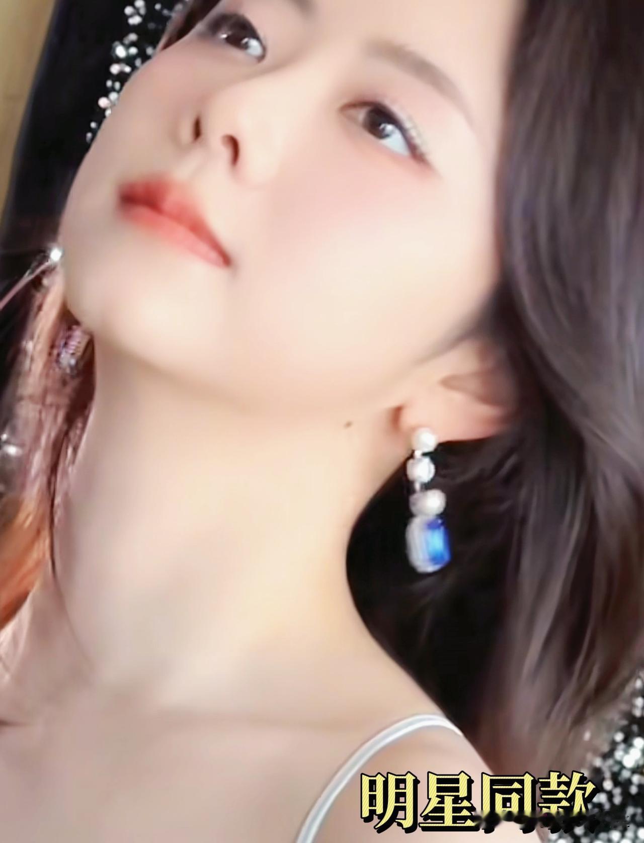 谭松韵的蓝色耳环太美了，配合她在舞台上的表现，简直是今晚最亮的那颗星！春日耳环照
