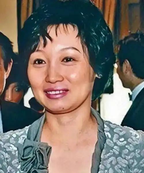 陪男人白手起家，创下了千亿帝国，结果男人在外面生了三个孩子，而情人就养在眼皮底下