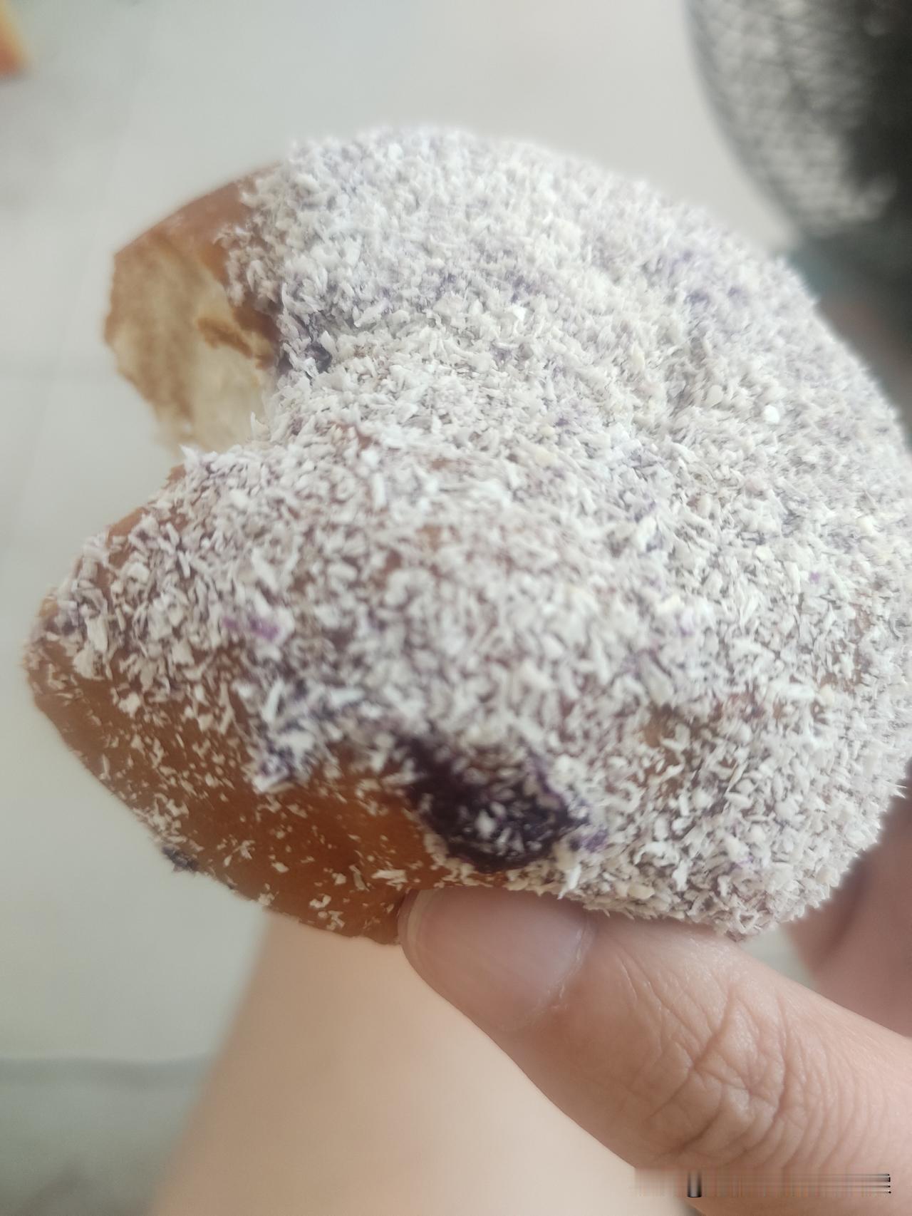 中秋节谁能比我还凄惨?独自一人在出租屋啃面包，大晚上的灯泡还催了！这是嫌我还不够