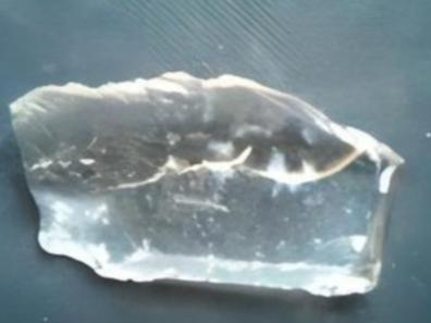 1930年，新疆一位牧民在放羊时，发现羊群突然避开了一片草地，他走近一看，草地上