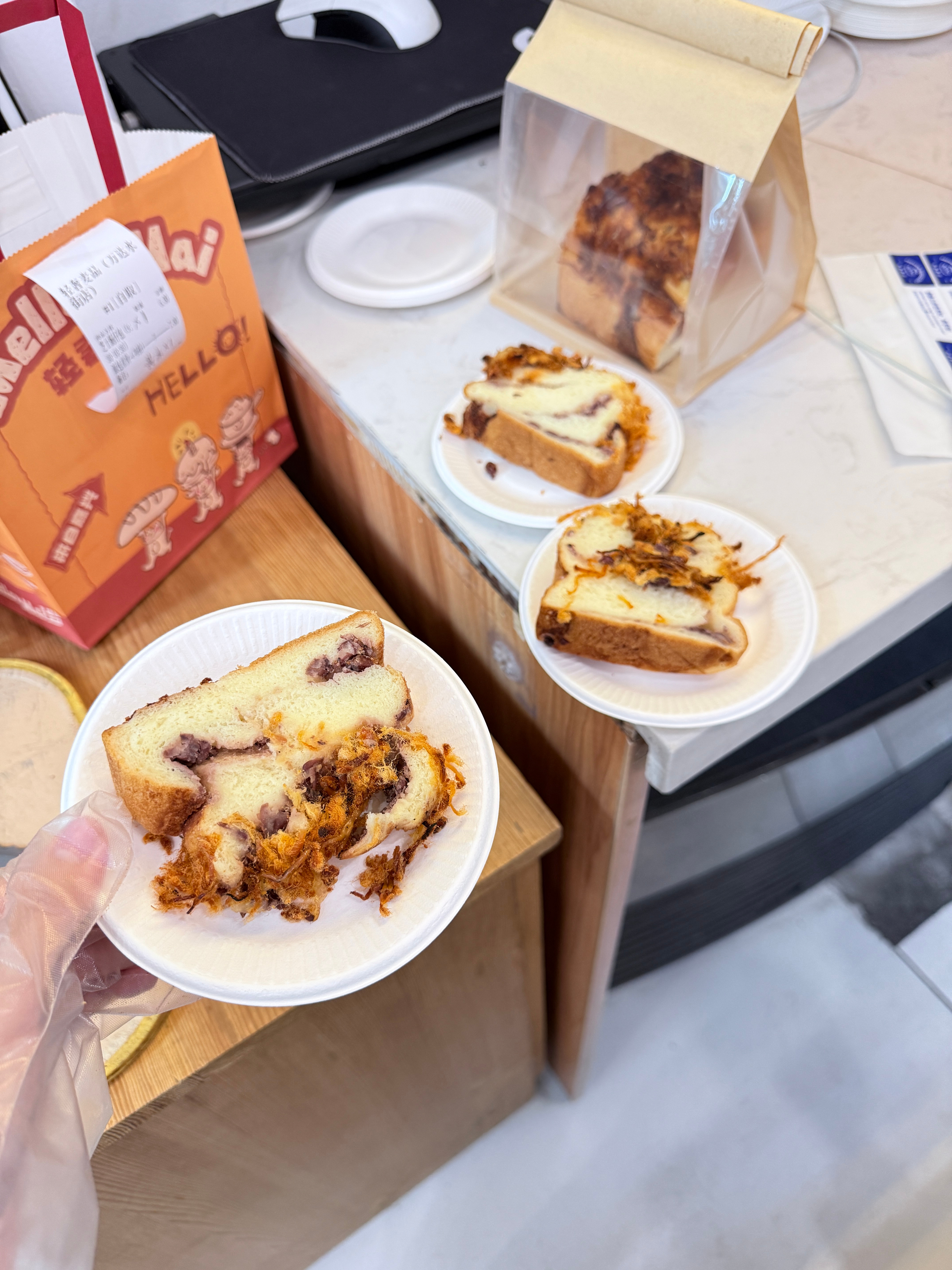在面包店好爽呀 之前随口说了一下我们店为啥不做红豆肉松吐司 我说这个好好吃 结果