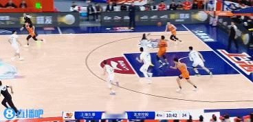 洛夫顿告诉你，什么才叫“大后锋”！今天上海男篮主场108-96力克北控男篮，取得