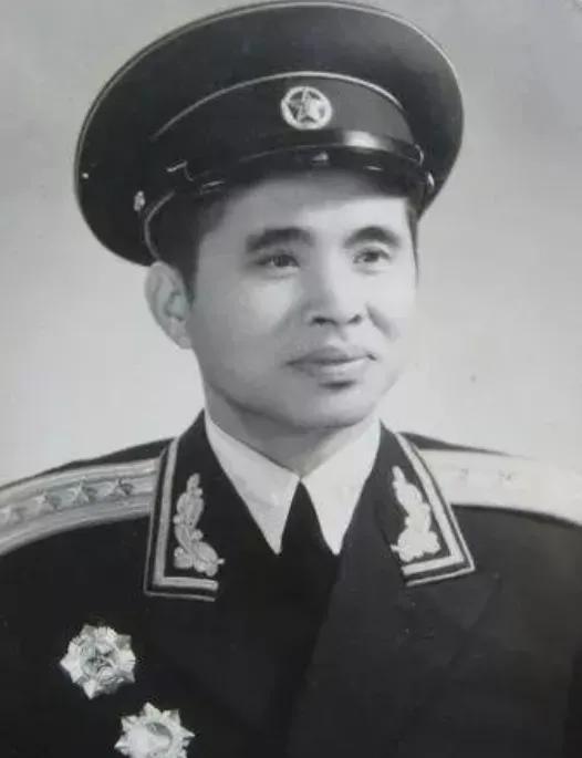 1941年，新四军大队长蒋天然率部驻扎在一个寺庙中，晚上，蒋天然起夜，突然听到住