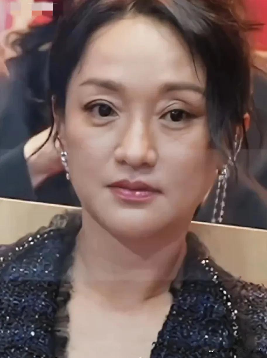 50岁的周迅周公子，岁月如梭，她却依旧美丽如初。她活得洒脱自在，不受他人眼光左右