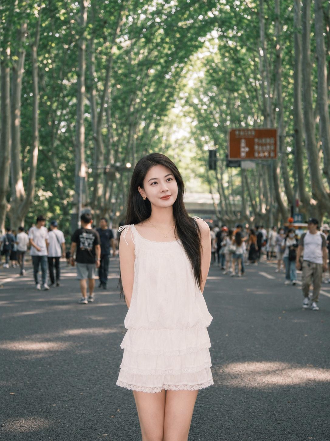 白色短裙简直是夏日必备，搭配起来超有氛围感。把衬衫随意系在腰间，既防晒又增添了层