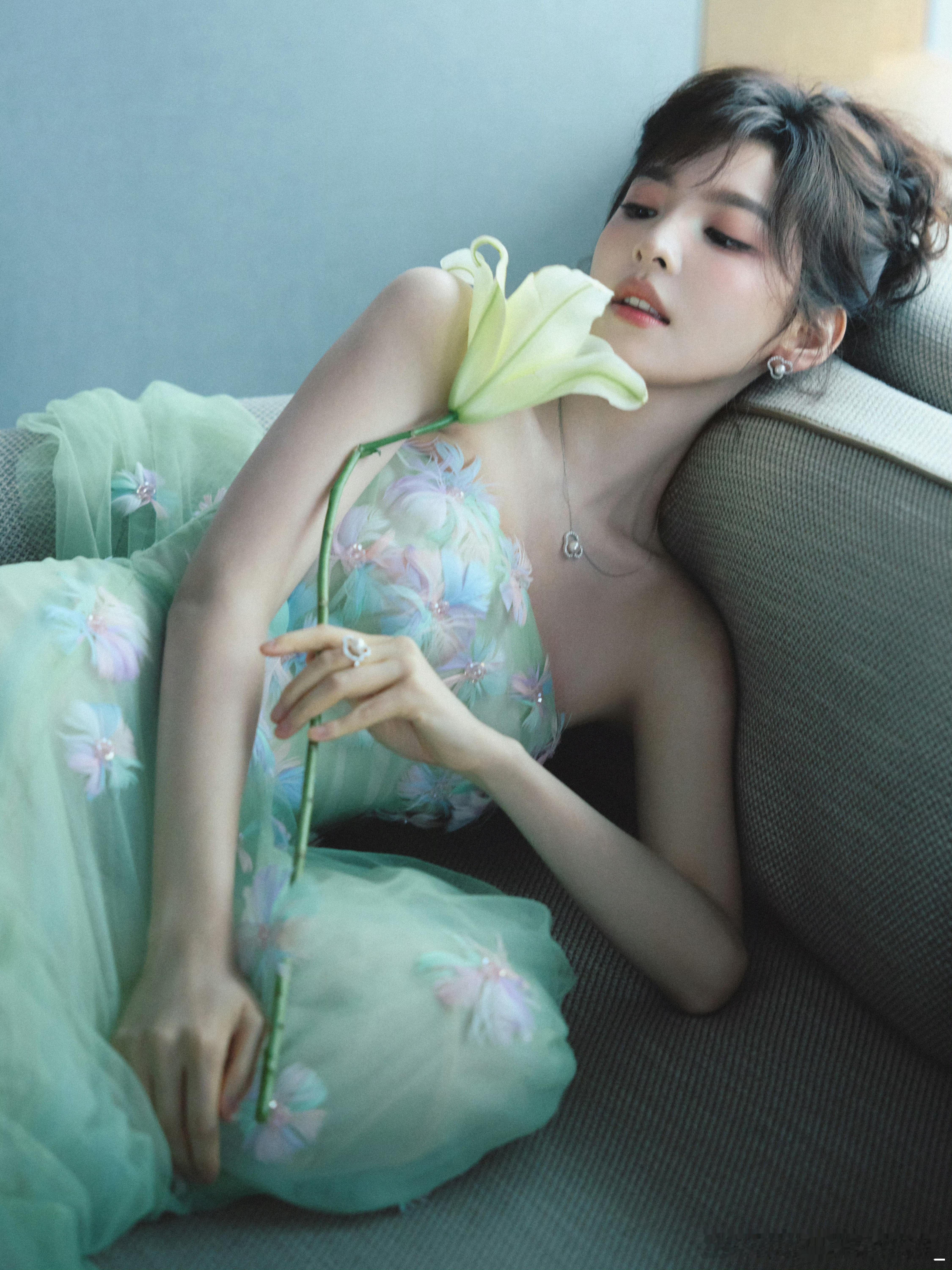 章若楠[超话]  zrn章若楠沈千盏 愿你烦恼离得远远的 要多开心 往后的每一天
