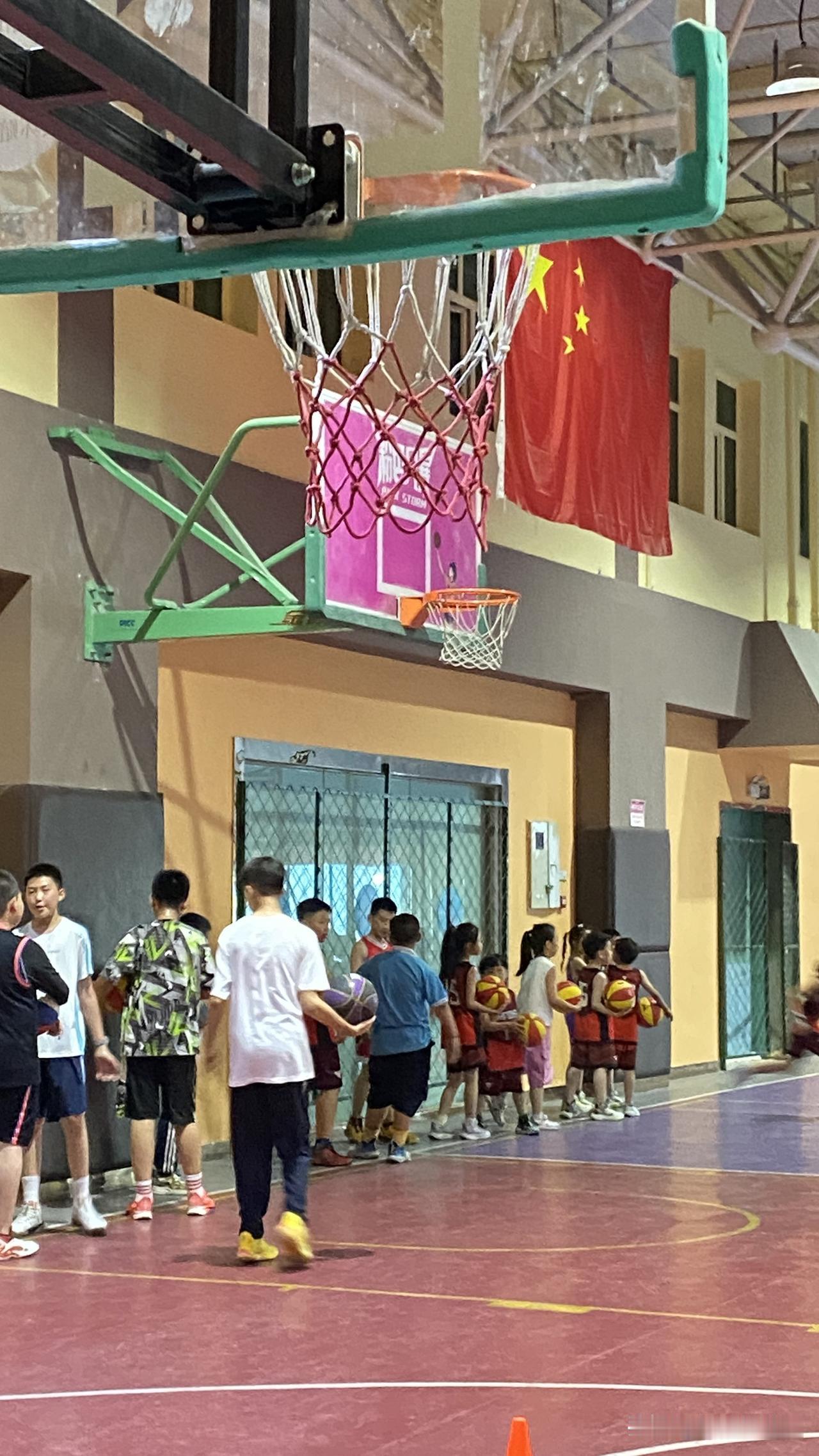 现在的孩子除了学习还要学习课外运动和各种补习班。

在我们工作的地方，每天看到家