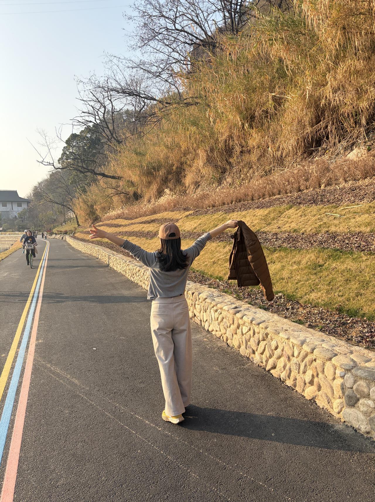 女人迈过五十岁的门槛，总会在继续上班和在家躺平享受生活之间徘徊纠结。
实际上，上