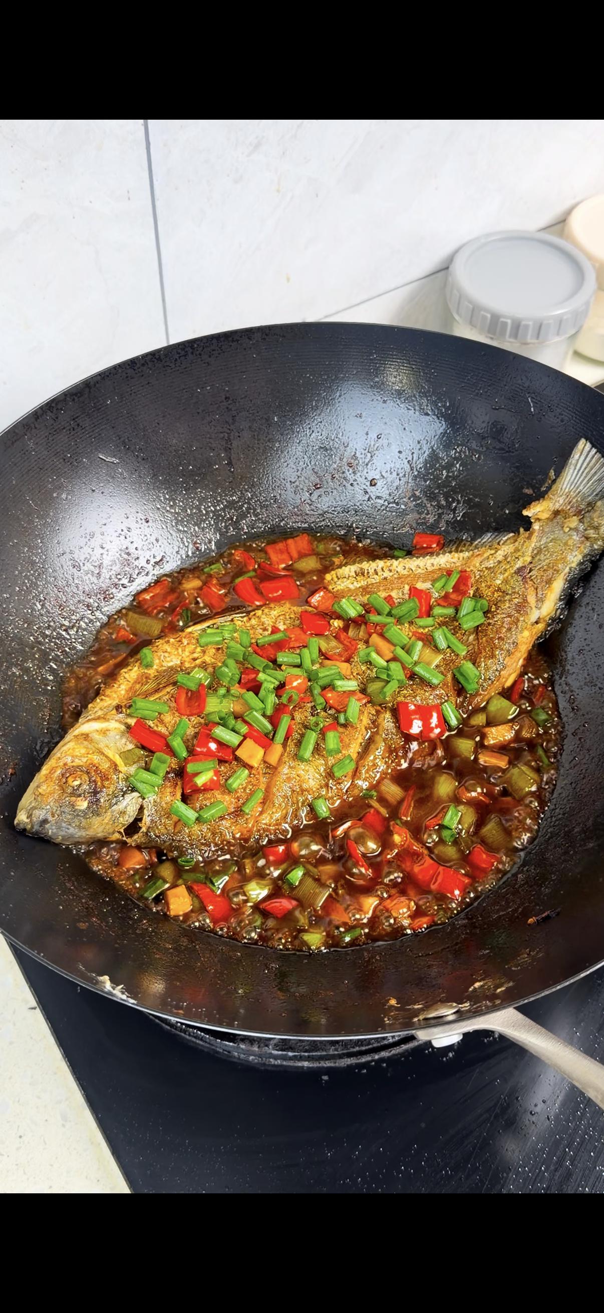 1️⃣煎鱼步骤：鱼身划刀后擦干水，热油加少许盐防粘，下锅煎至两面金黄，煎鱼时别总