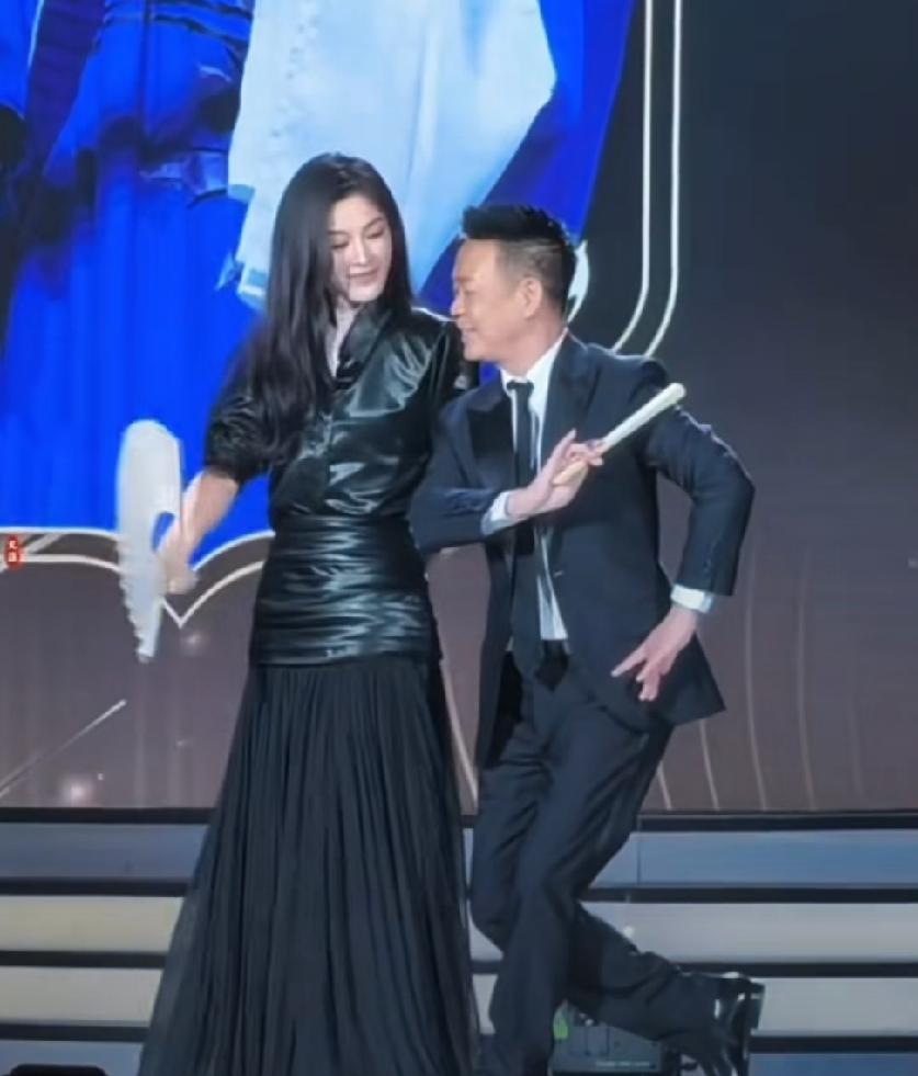 陈丽君与孙浩表演扇子舞，别说，孙浩表演到位，不输陈丽君。