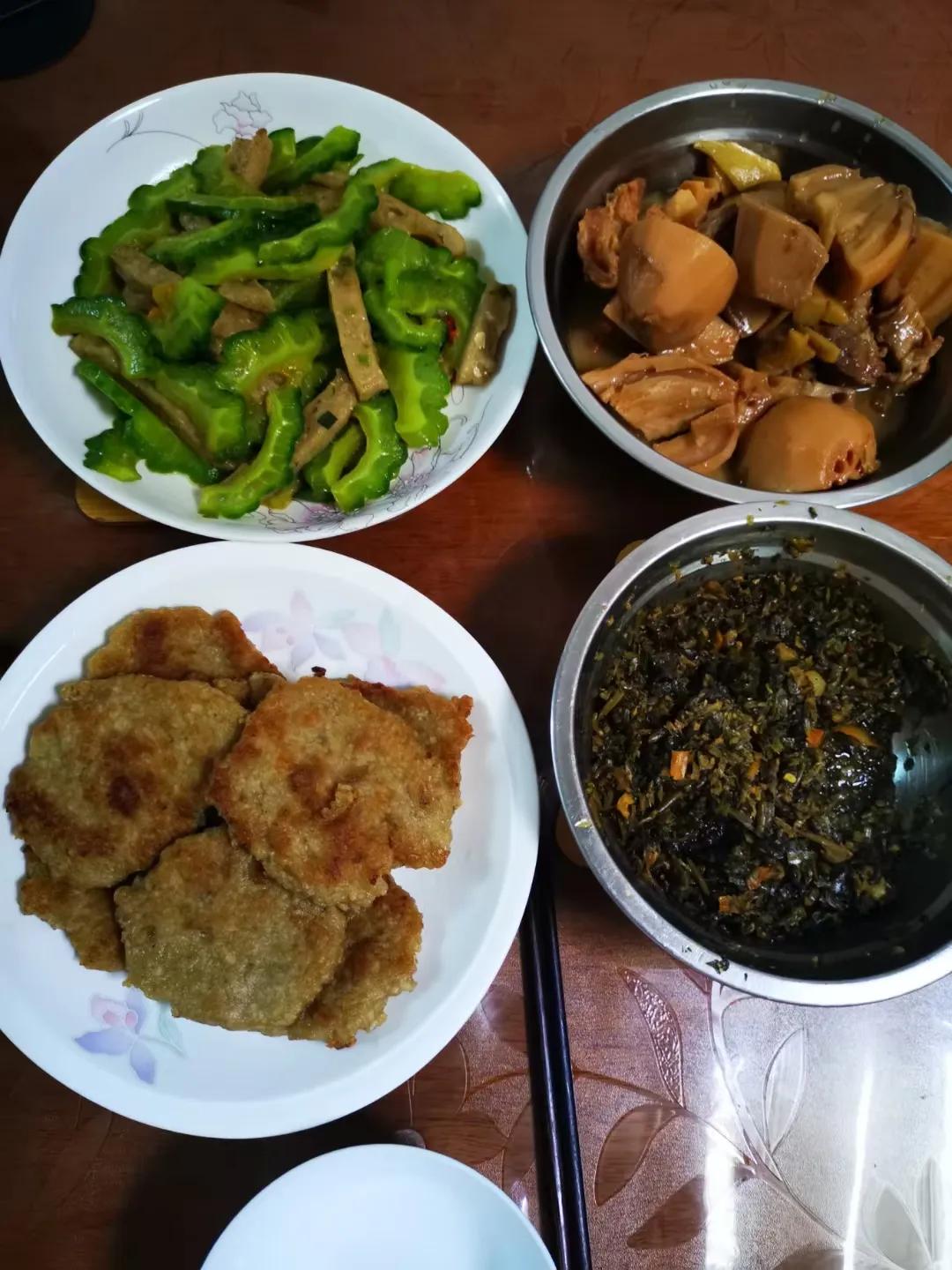 有些时候，这个世界活着的人真让人搞笑。譬如，男人裸着上身行走，被称为行走的荷尔蒙