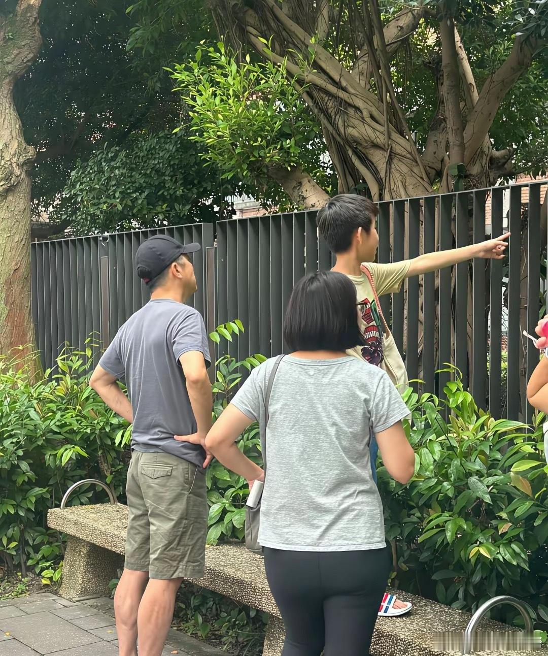 庾澄庆和二婚妻子张嘉欣带7岁儿子外出，他的身材保持得真好，看起来很瘦，儿子侧脸非