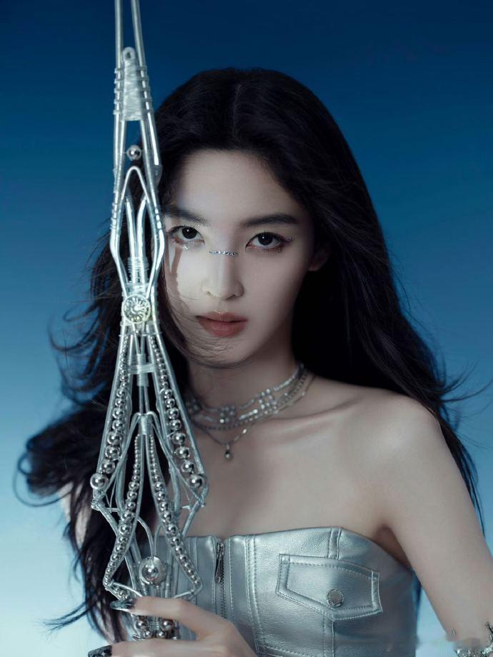 张凯莹的机械姬形象再次突破审美边界，美得窒息，酷到心动。她气质非凡，眼神霸气逼人