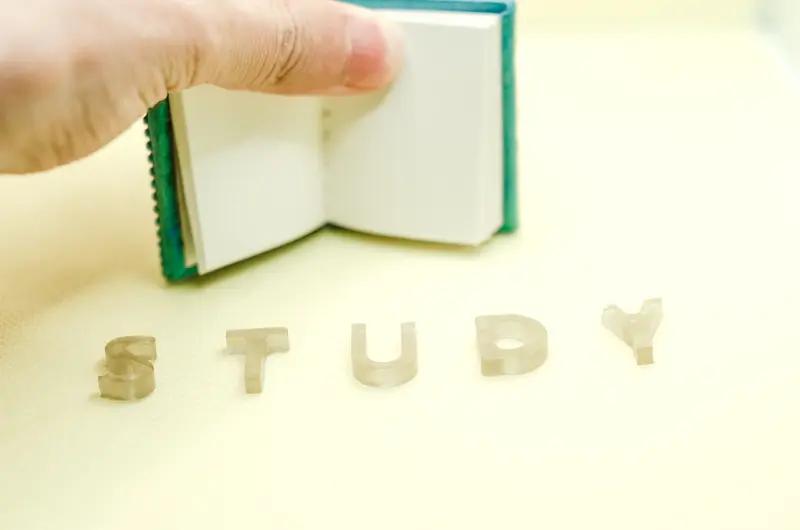 在慢慢变老的路上，我肯定会继续学习。就拿我身边一位 60 多岁的大爷来说，他以前