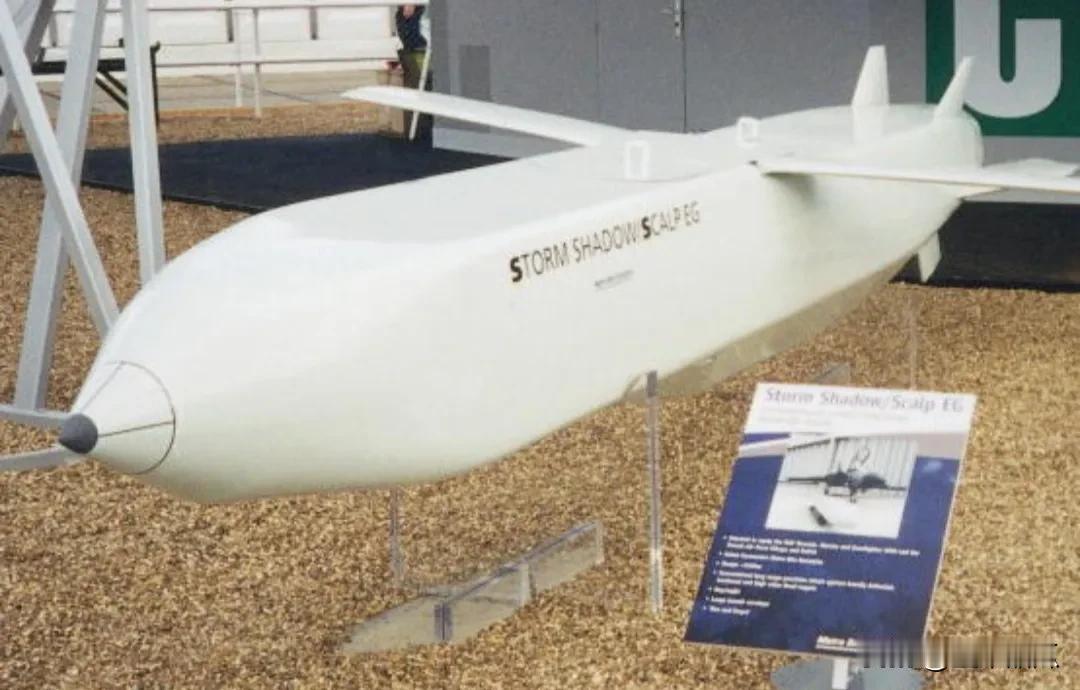 法国再次给乌克兰补充巡航导弹。法国总统马克龙在爱丽舍宫称，马上将再给乌克兰40枚