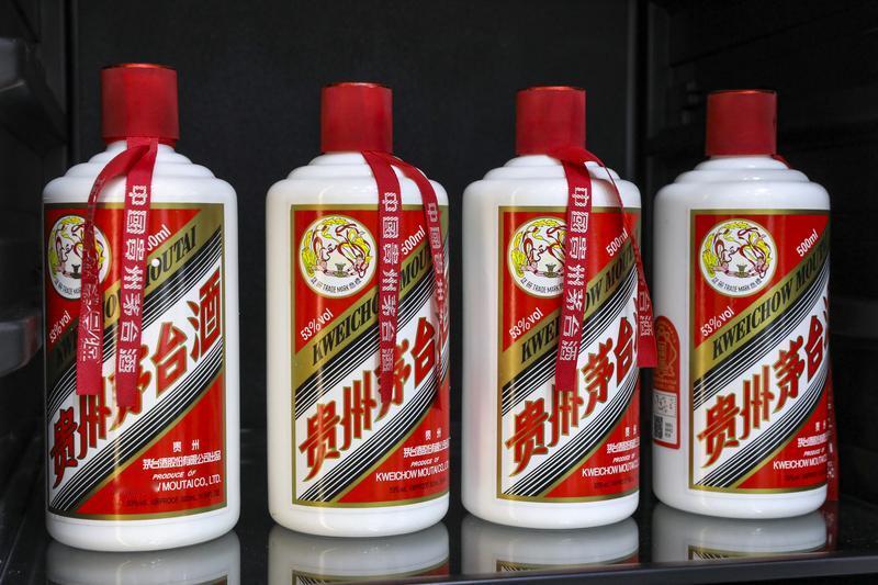 今天跟几个老朋友吃饭，明天计划去北京拜访一位非常尊贵的朋友，几个人商量带点什么，