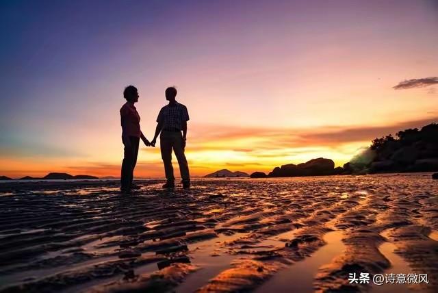 别傻了，65岁女人让你亲让你抱，根本不是黄昏恋，而是在“查账”。
 
小区里的张