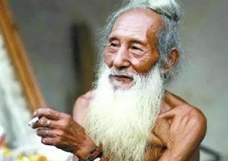 2021年，一个87岁的老人，8个儿子都不愿意赡养他，只能跑到广州美院当了20年