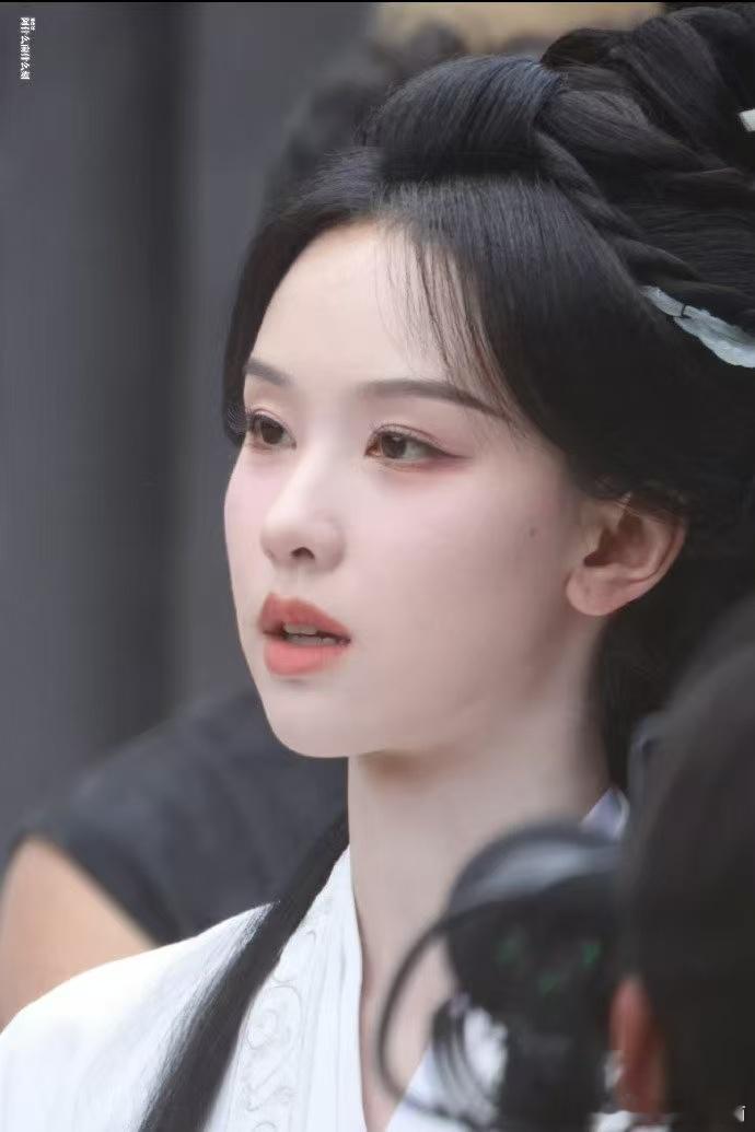 陈都灵下凡也是翘楚级别被陈都灵白衣骑马的模样美到失语，她握着缰绳低头浅笑，睫毛轻