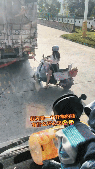 货车司机最烦的就是堵车！
但是这几个货车司机却很开心？
原因是他们看见一个身材很