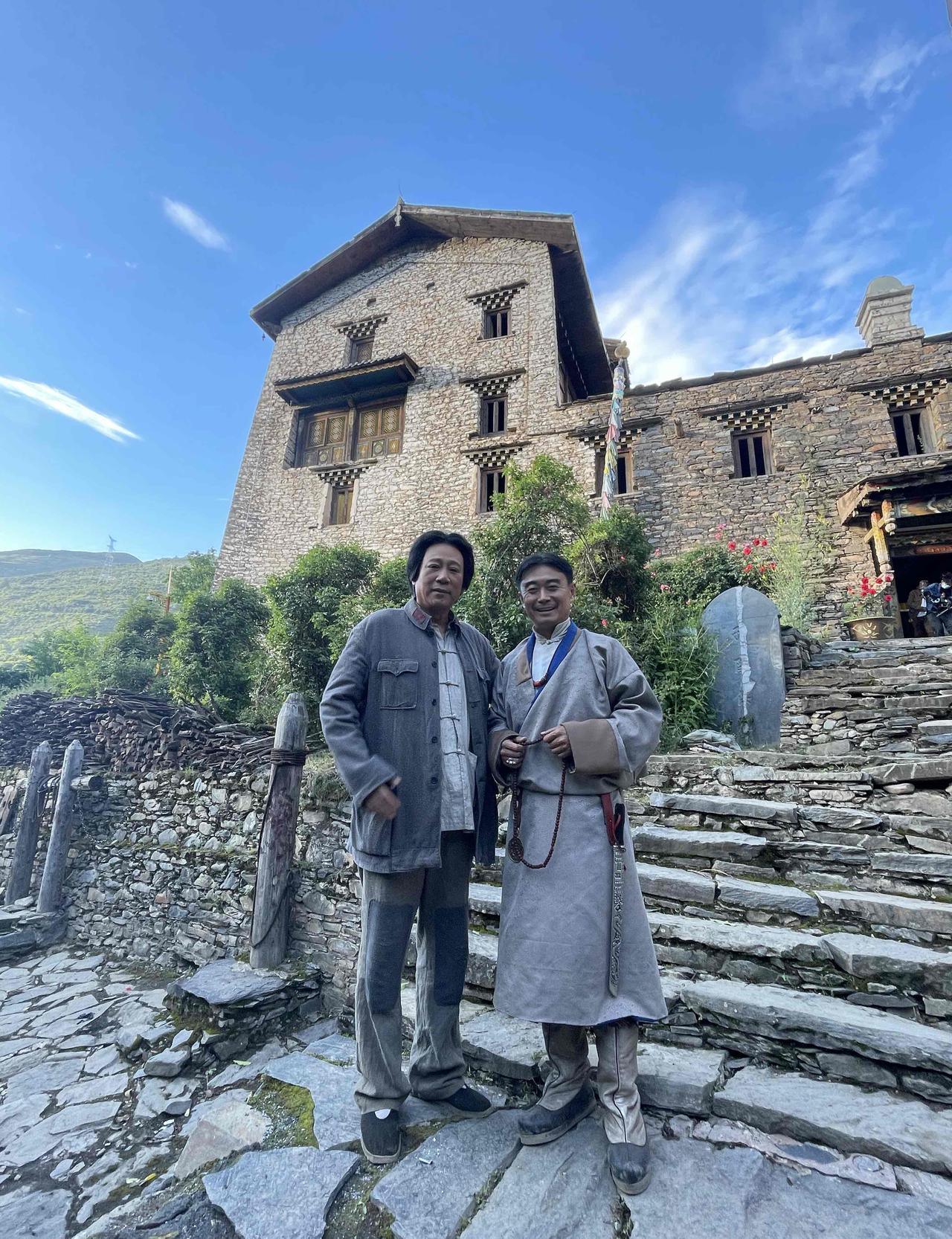 4700米海拔，剧组集体缺氧，唐国强监制的这部新片，上来就玩命。
90%实景，阿