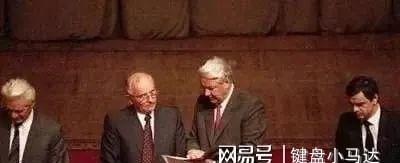 1991年8月，叶利钦手指威逼戈尔巴乔夫解散苏共后，叶利钦鼓掌庆祝，戈尔巴乔夫只