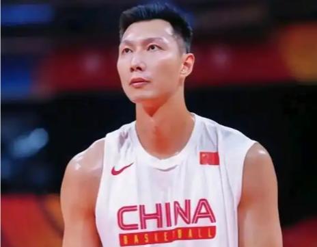 脱胎换骨！易建联从单薄少年成长男篮内线标杆
 
回望易建联职业生涯起点，刚登上职