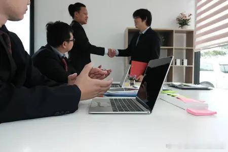 看过一个关于“朋友”的有趣解读：朋友的“朋”字，是两个“月”，“月”在甲骨文中是