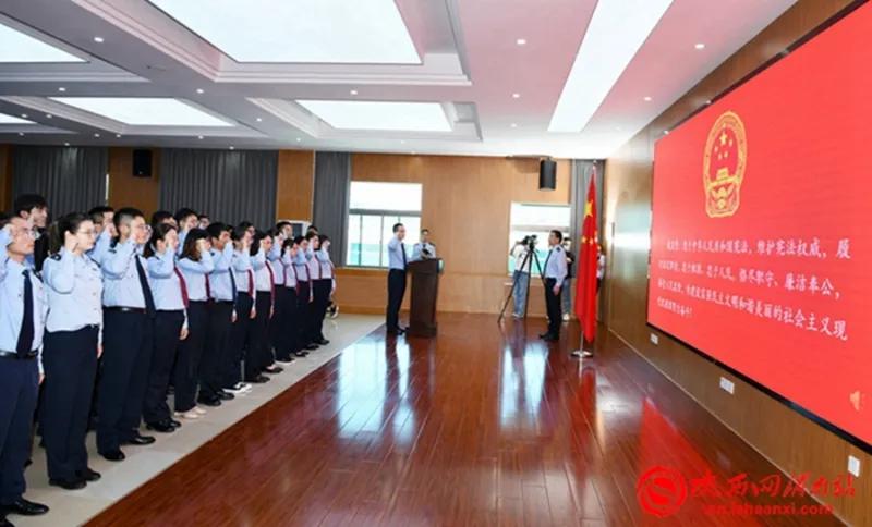 不同的社会面，职场不一样，教育不一样，规则不一样，要求不一样，层次不一样，所在圈