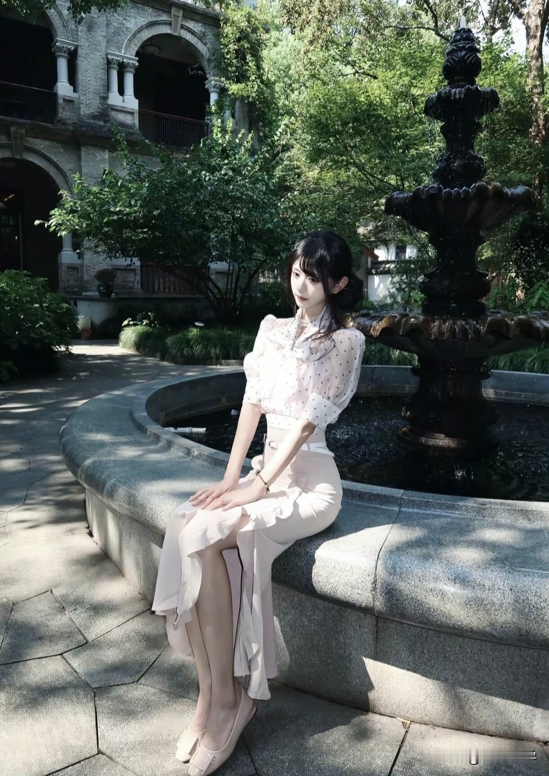 “绿树阴中倚石坐，清风徐来水自流”，这画面简直绝了！想象一下，自己往那绿树荫里一