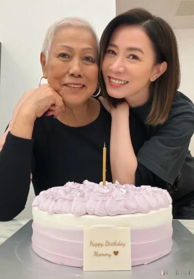 近日，佘诗曼在个人社交平台晒出庆祝母亲生日快乐的合影，佘母虽然一头白发，但收拾的