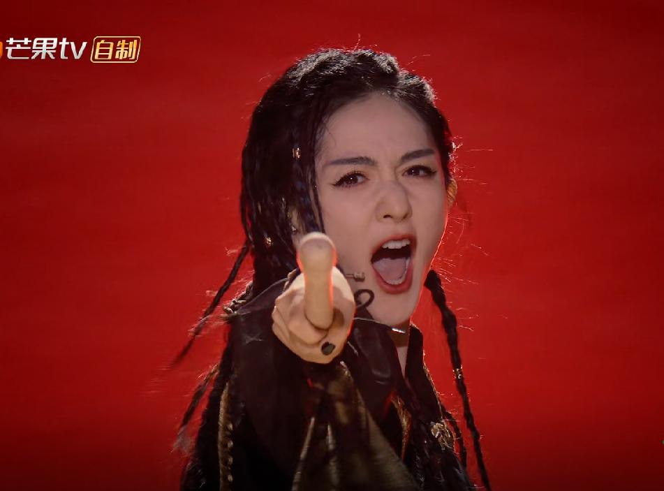 谢娜，被骂上热搜！
 
浪姐4一公舞台播出，和登上热搜。在已经播出的3个5人舞台