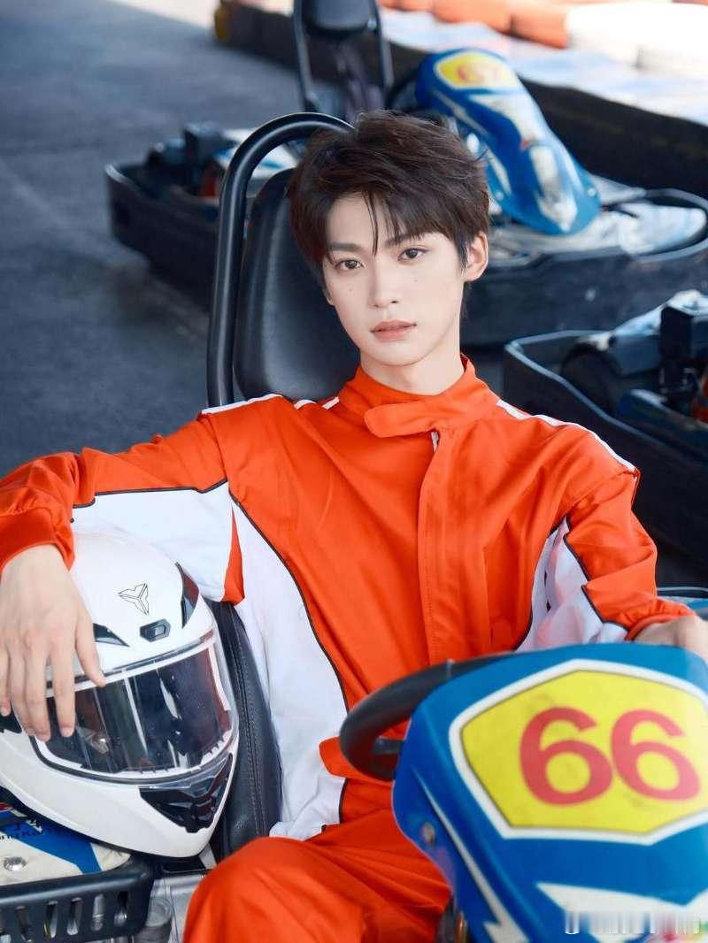 梓渝卡丁车赛车服 世界纷纷扰扰 梓渝就带着他的卡丁车赛车服look向我们走来[老