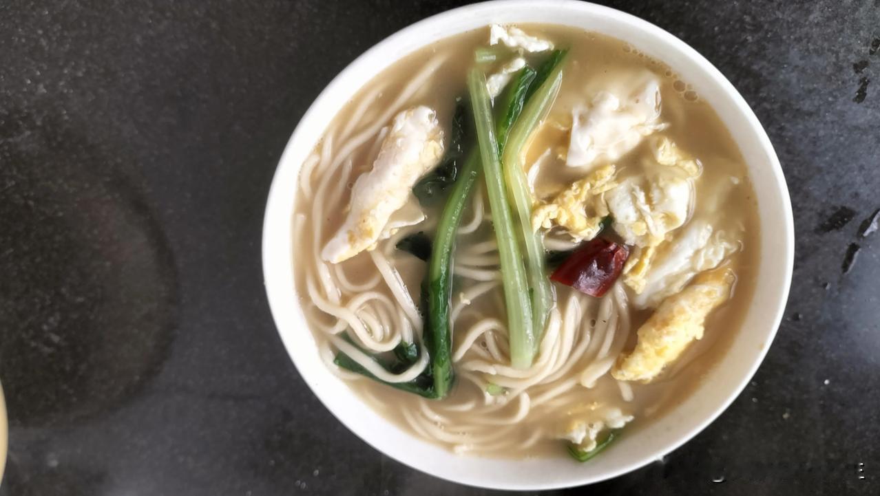 #秋日美食分享#

开饭啦，鸡蛋面！

用自己家小型面条机加工的新鲜面条，放点青