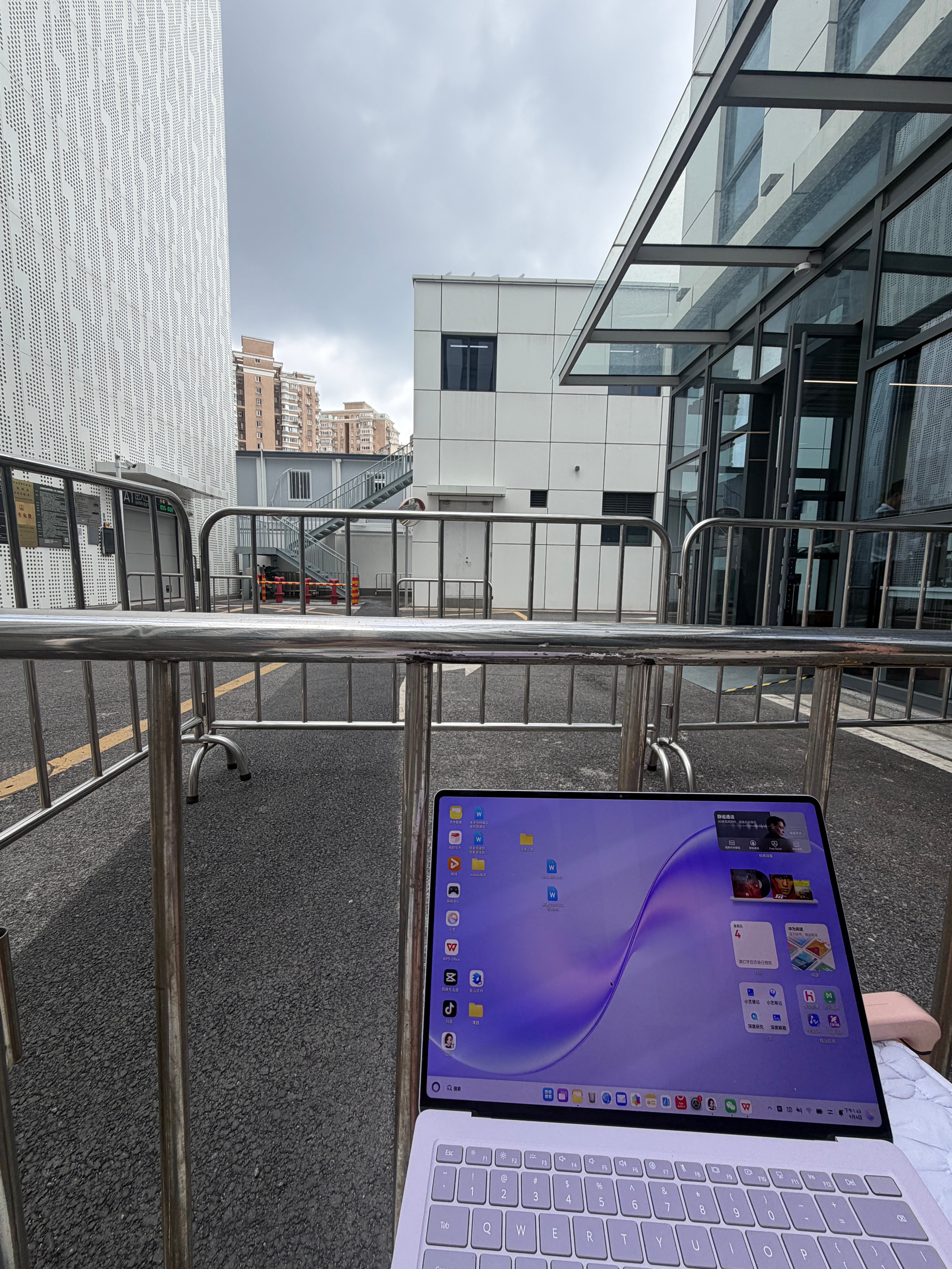 [黑线]每次来的上海场都突然下阵雨🌦️几个意思干活的时候别下我谢谢 ​​​