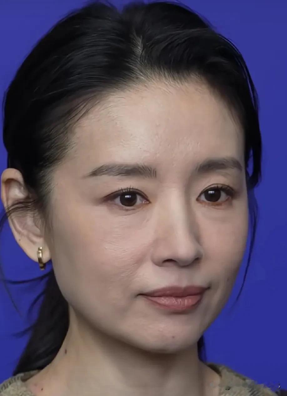 董洁，一个历经沧桑的美丽女子。她的心路历程充满坎坷，但她的气质独特无二。44岁的