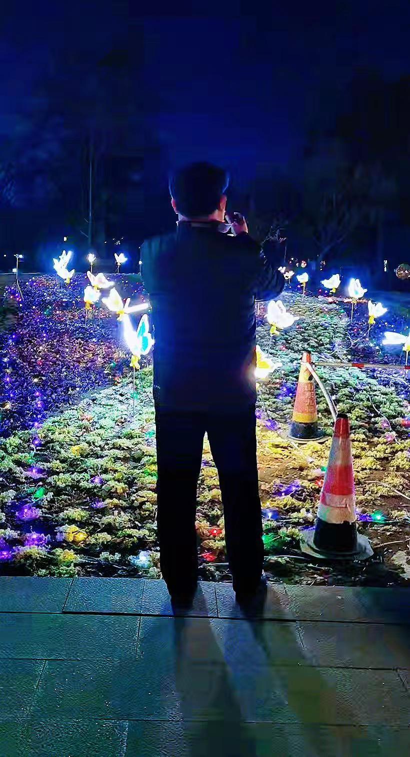 人有信仰心自宽，一首歌一首回忆 。