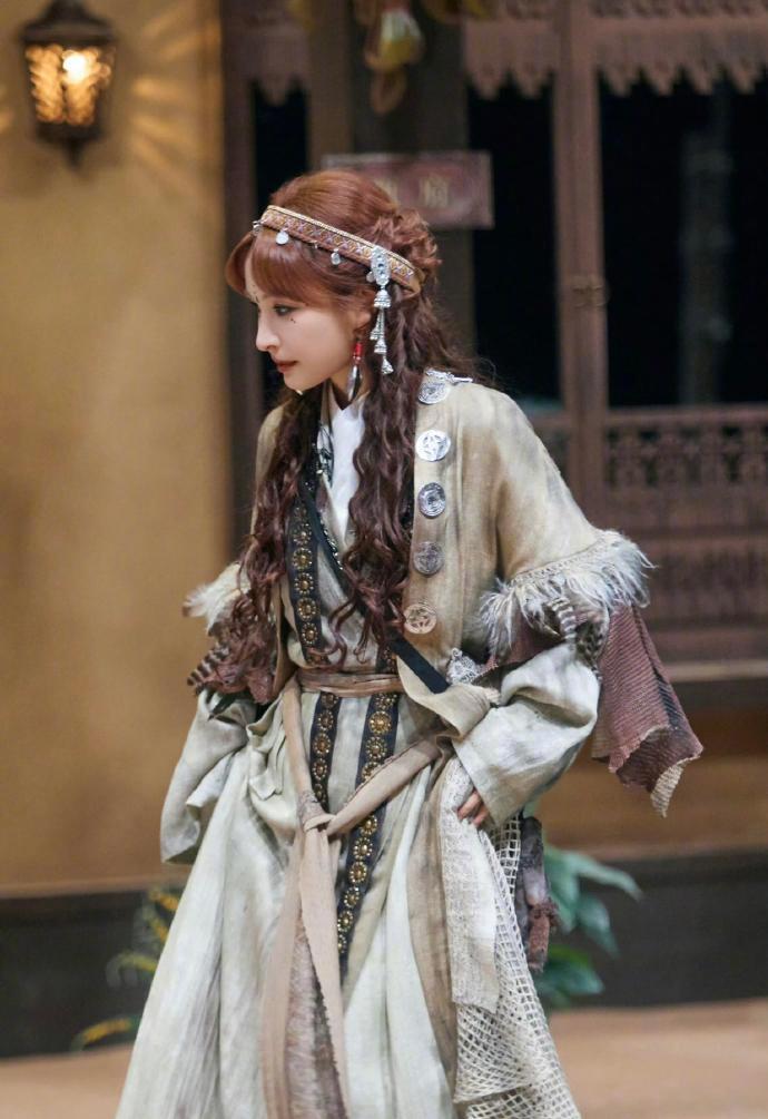 吴昕被夸穿搭越夸张造型越正确吴昕大侦探夸张造型吴昕《大侦探》又美又疯！巫女昕金属