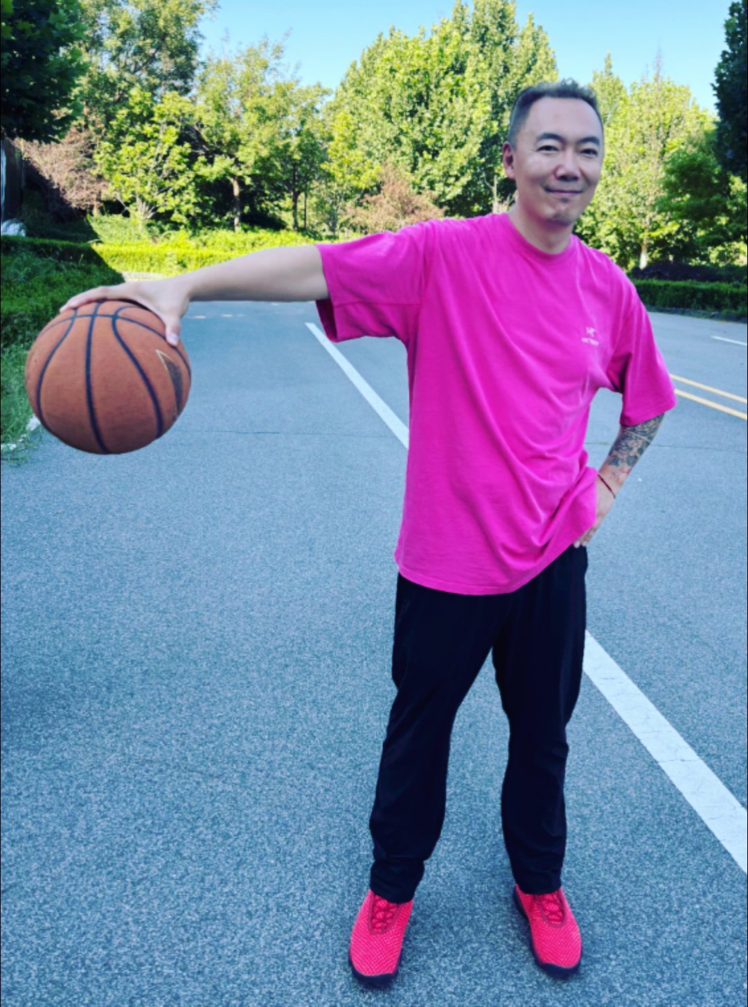 来，挑战全网五十岁业余篮球爱好者，一起抓个球。篮球单手抓球 ​​​